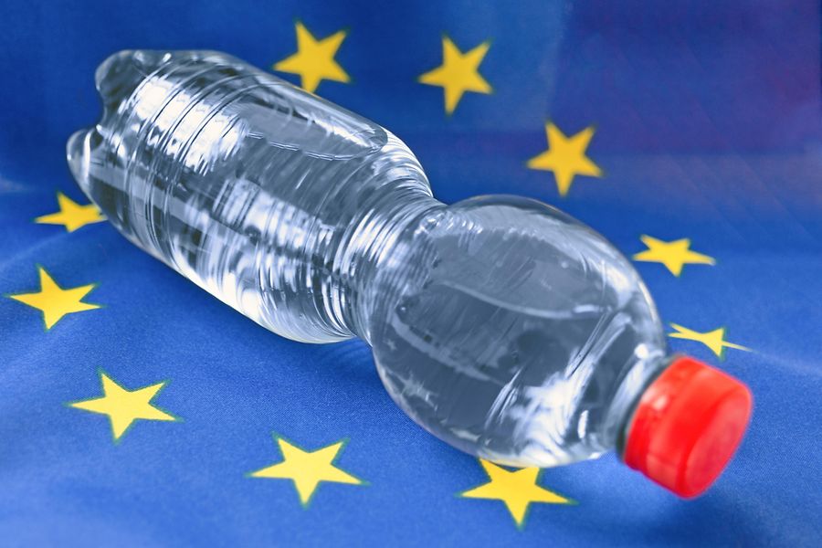 Eine Plastikflasche auf einer EU-Flagge. 