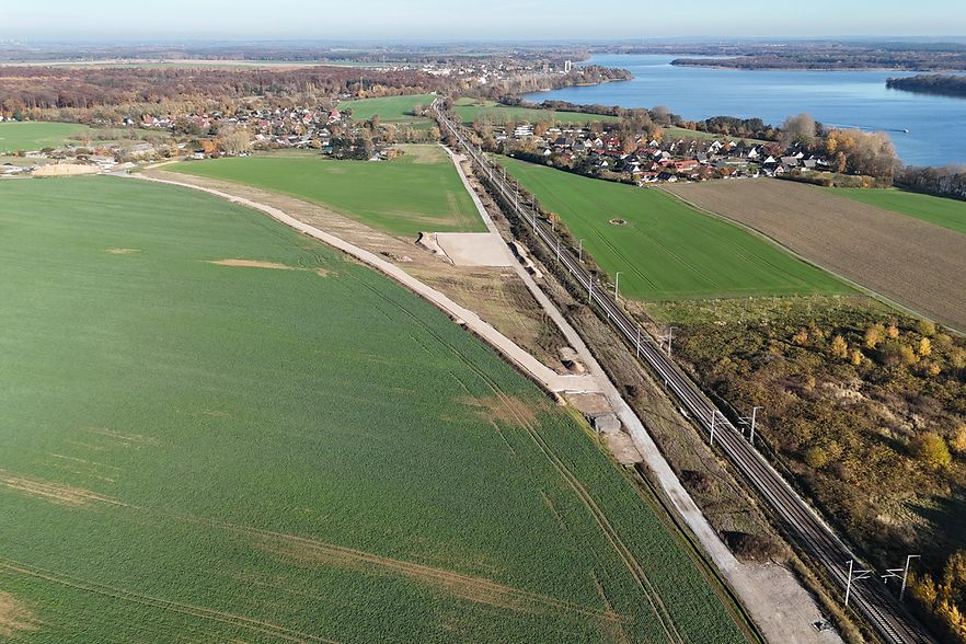 Feld aus der Vogelperspektive mit Schienenf&uuml;hrung