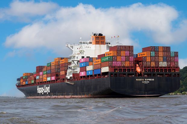 Containerschiff auf offenem Meer