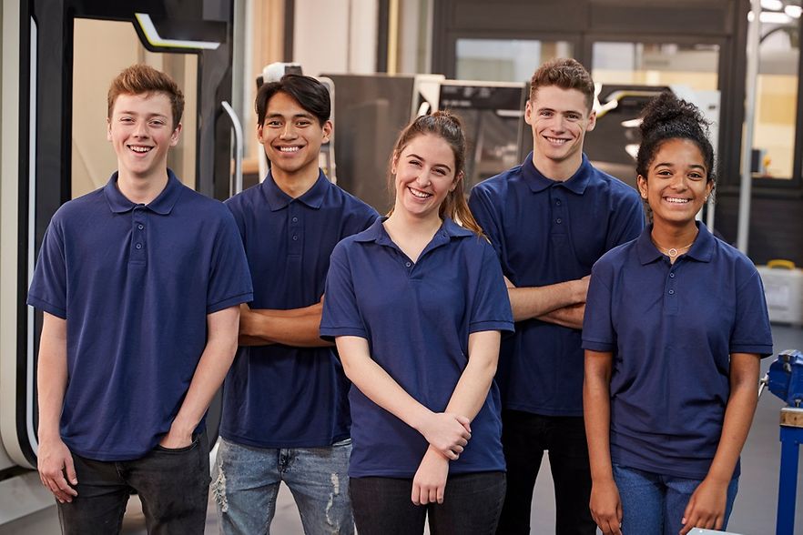 5 junge Personen mit gleichem Polo-Shirt