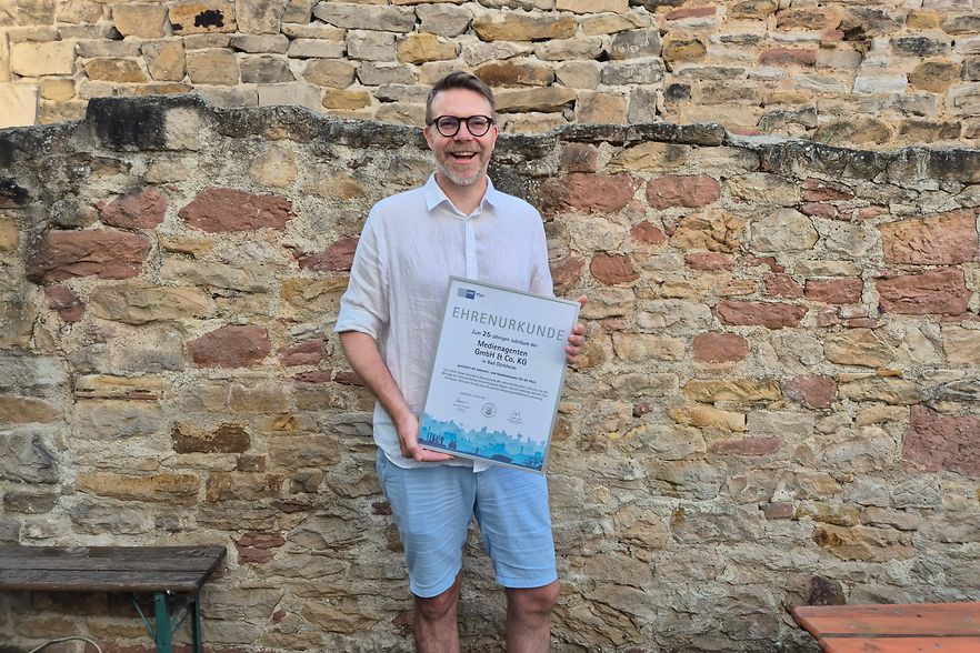 Gesch&auml;ftsf&uuml;hrer Jochen Stange mit der Ehrenurkunde zum 25-j&auml;hrigen Jubil&auml;um.