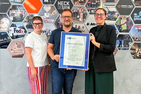 IHK-Gesch&auml;ftsstellenleiterin in Neumarkt, Silke Auer (r.) &uuml;berreichte die IHK-Ehrenurkunde an Ann-Christin und Mario Heck. 