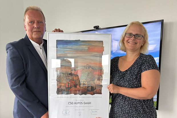  Stephan Schulze und Nicole L&uuml;deke-Pirc mit der Jubil&auml;umsurkunde