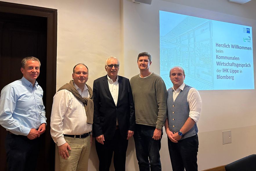 Das Foto zeigt Personen beim Kommunalen Wirtschaftsgespr&auml;ch der IHK in Blomberg.