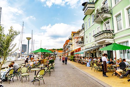 Der Hafen von Sonderburg direkt an der Innenstadt gelegen mit Restaurants und kleinen Gesch&auml;ften