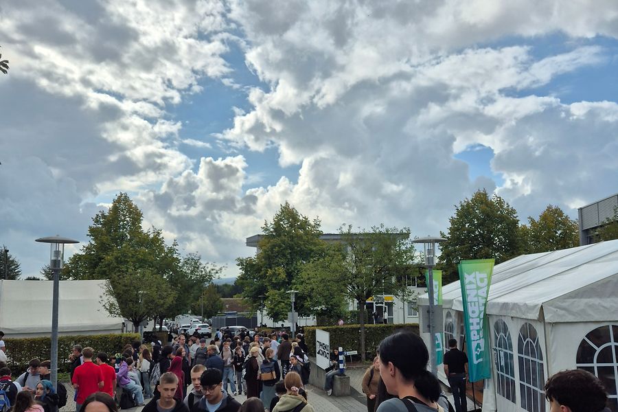 Das Bild zeigt Menschen bei der Messe 