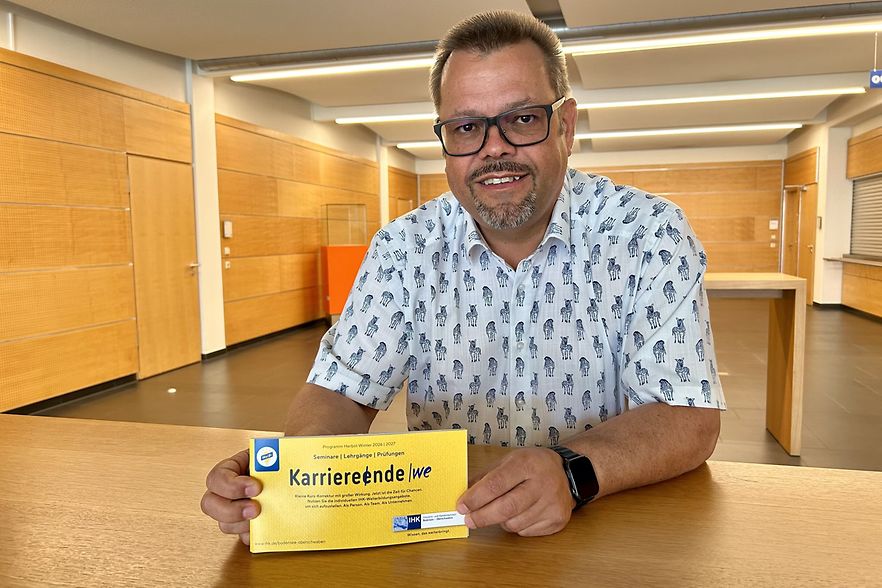 J&uuml;rgen Schatz mit dem neuen Weiterbildungsprogramm 