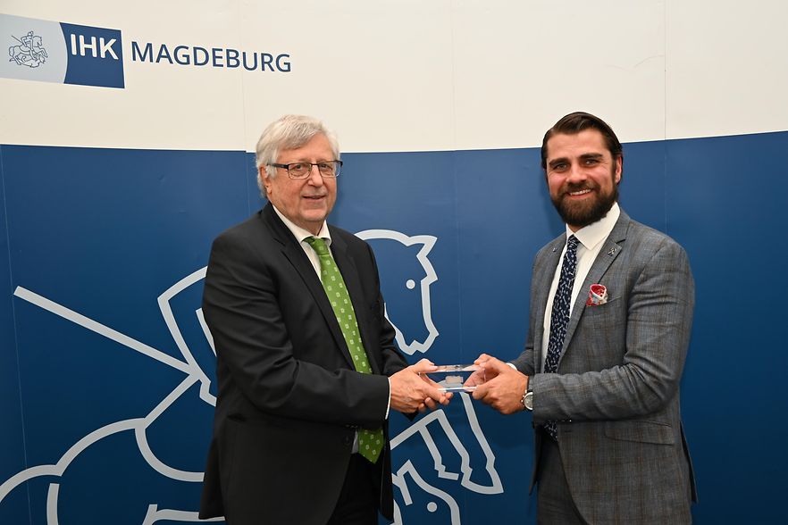 2 M&auml;nner stehend, schauen in die Kamera
