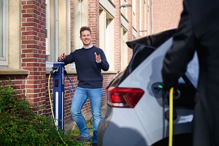 Ein Mann steht einer E-Ladestation