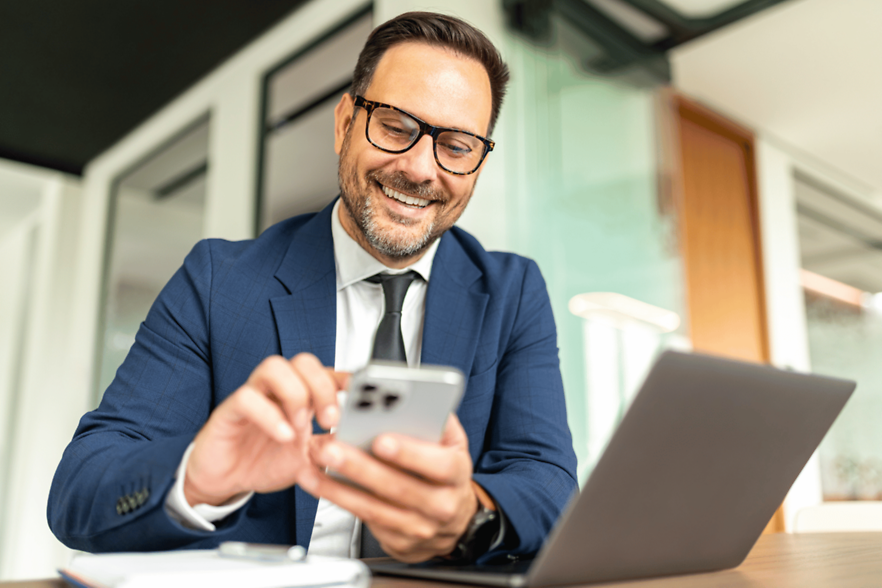 Mann mit Smartphone