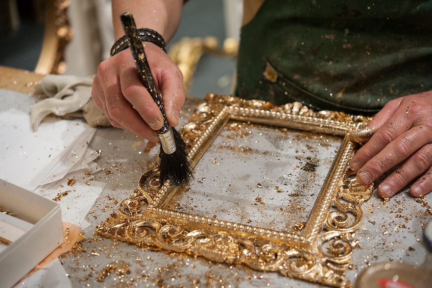 
Brushing a frame during the gilding process tecnique.
