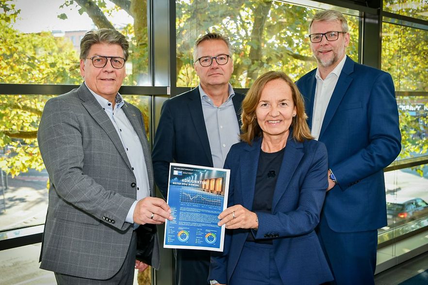 Vier Personen pr&auml;sentieren die IHK-Konjunkturumfrage Herbst 2026