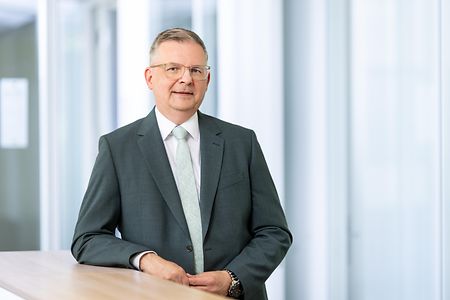 l&auml;chelnder Mann an Tresen