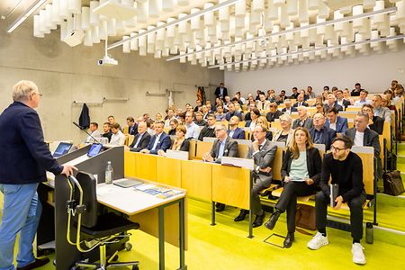 viele Personen in einem H&ouml;rsaal