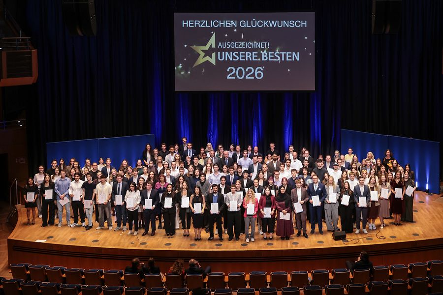 Gruppenfoto der Besten 2026 auf der Bühne