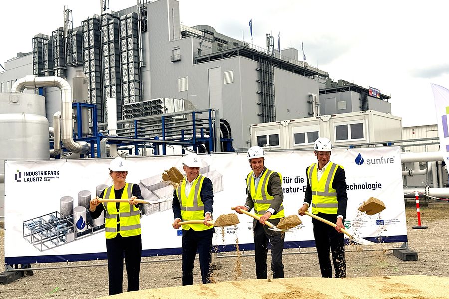 Eine Delegation aus BASF und Sunfire beim Spatenstich