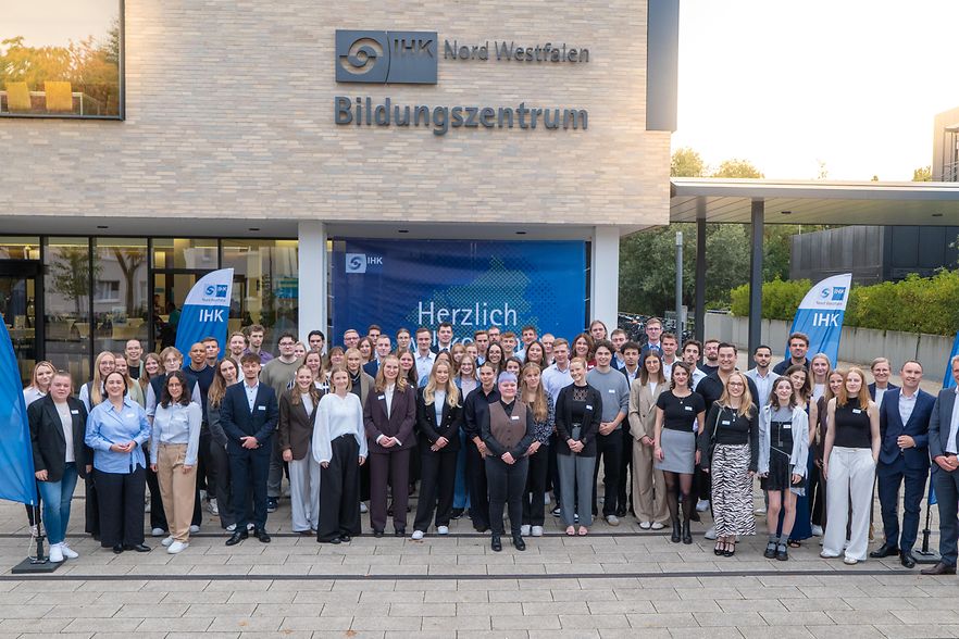 Gruppenfoto vor dem IHK Bildungszentrum in M&uuml;nster