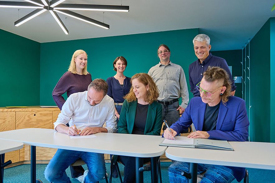 Unterschrift der Bildungspartnerschaft mit Vertretern der IHK und Endress+Hauser