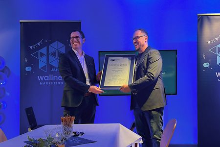 Gesch&auml;ftsstellenleiter Manuel Lorenz &uuml;berreicht die IHK-Ehrenurkunde an Inhaber Thomas Wallner