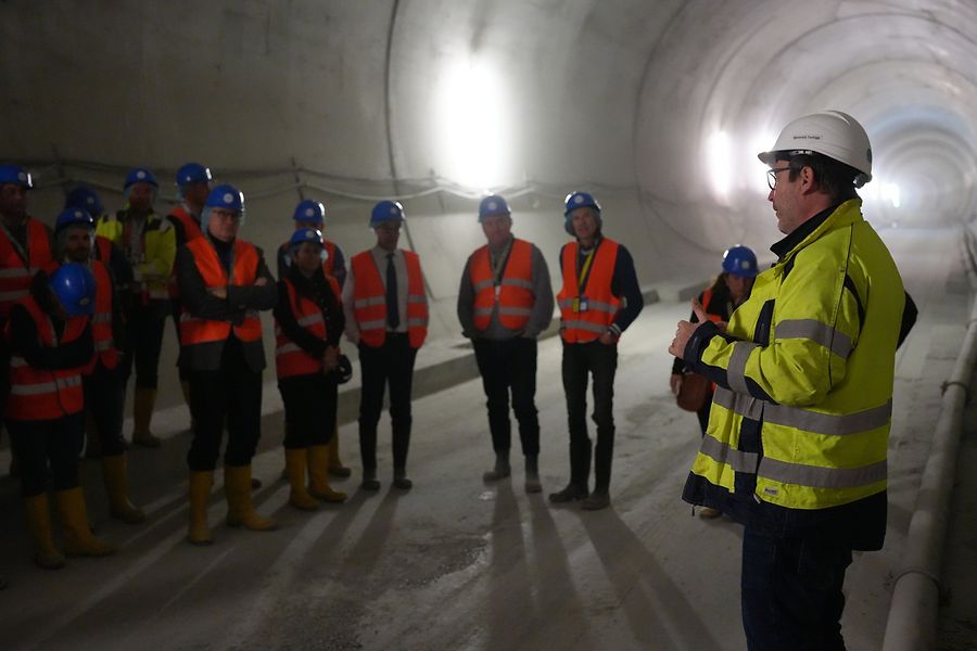 Menschengruppe mit Warnwesten im Brenner-Basistunnel