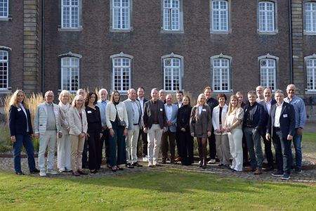 Mitglieder des Deutsch-Niederl&auml;ndischen Businessclubs bei einem Netzwerktreffen.