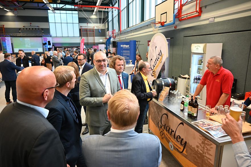 Regionale Unternehmen und Einrichtungen pr&auml;sentierten sich und kamen dabei mit den G&auml;sten ins Gespr&auml;ch. 