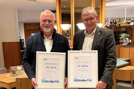 Herr L&ouml;hmar und Herr Neudecker mit den Jubil&auml;umsurkunden