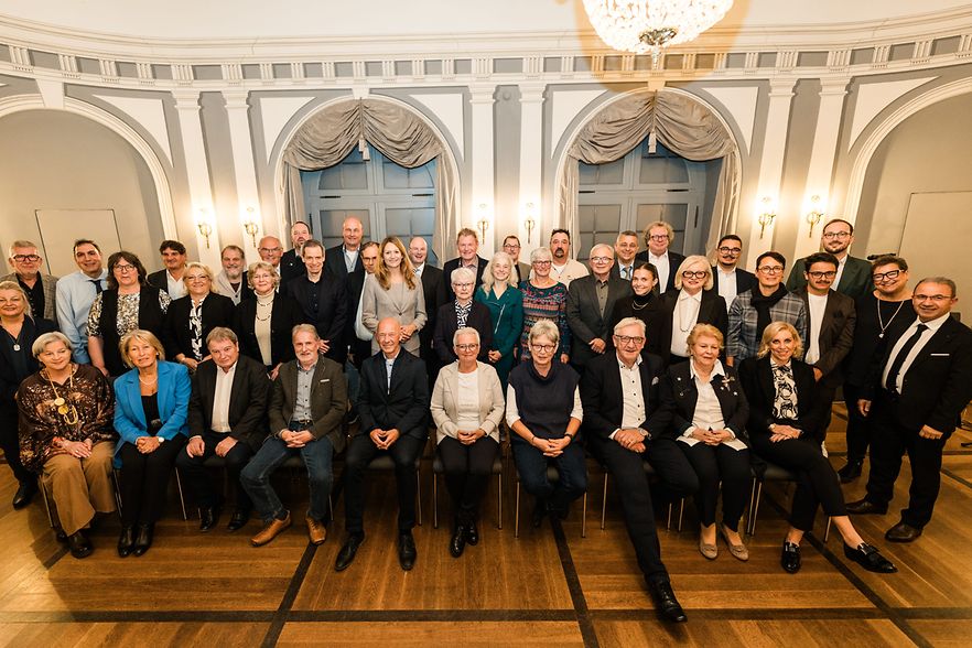 Gruppenbild der Firmenjubil&auml;umsfeier 2026