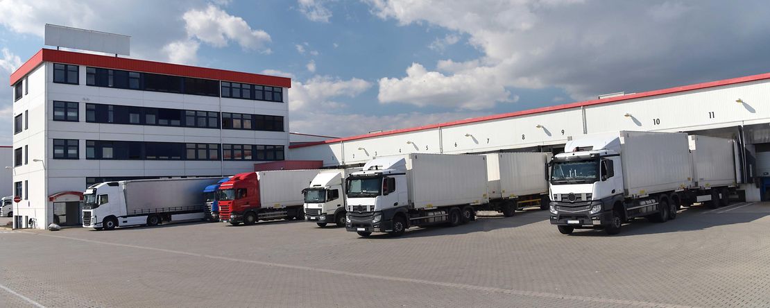 Lkw stehen auf einem Betriebsgel&auml;nde