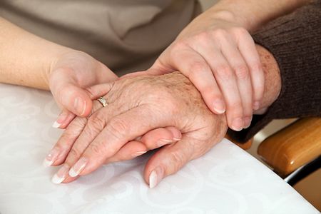 Junge H&auml;nde halten H&auml;nde eines &auml;lteren Menschen