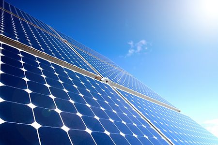 Solarkollektoren vor blauem Himmel
