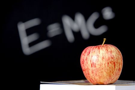 Apfel liegt vor Tafel