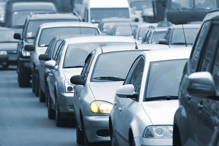 Autos stehen im Stau